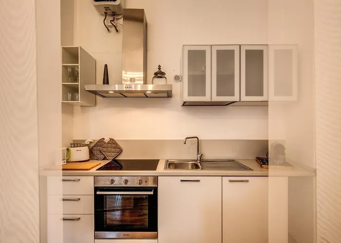 Elegant Apartment Behind The Colosseum